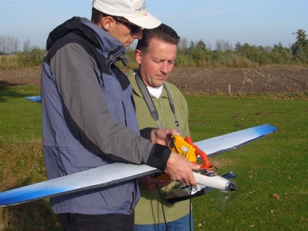 Stroomopname  meten bij vol gas.
Ik hou het model vast (met pet) en Erik de ampèretang.
Max. stroom was 49A.
