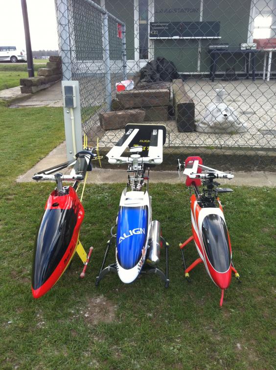 van links naar rechts: Henseleit MP-XL-E / Align trex 700 nitro pro limited edition (wordt 726 benzine) / Align trex 600 esp (geruild voor Yak)