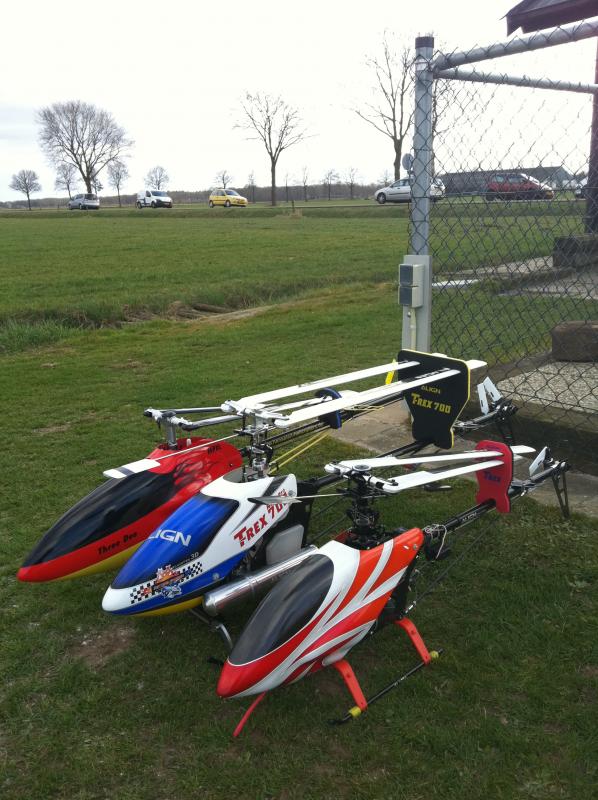 van links naar rechts: Henseleit MP-XL-E / Align trex 700 nitro pro limited edition (wordt 726 benzine) / Align trex 600 esp (geruild voor Yak)
