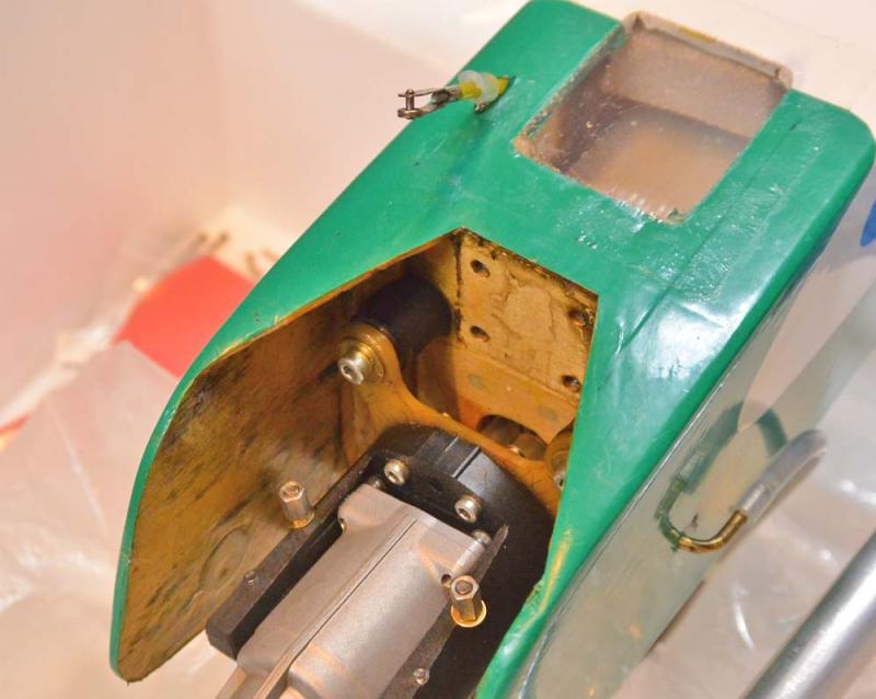 Versterkte snuit van de Calmato.
Motor in rubbers tegen resonanties.
Motorschot vervangen door een zelf gemaakte uit vliegtuigtriplex...