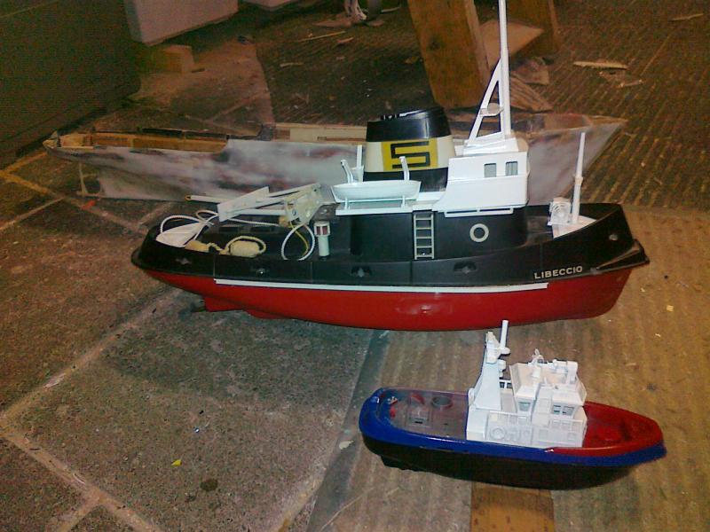 Voor het maat-idee: Mini-slepertje, Libeccio (+/-50cm) en een romp van een Zwarte Zee (80cm) bij elkaar... Hij is wel écht heel klein hoor!